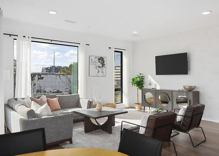 Luxury On The River 4 Beds 2.5 Bath, Walk To Downtown
