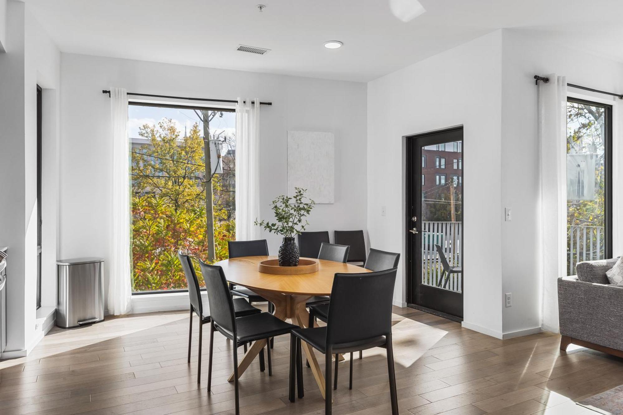Apartment Luxury On The River 4 Beds 2.5 Bath, Walk To Downtown