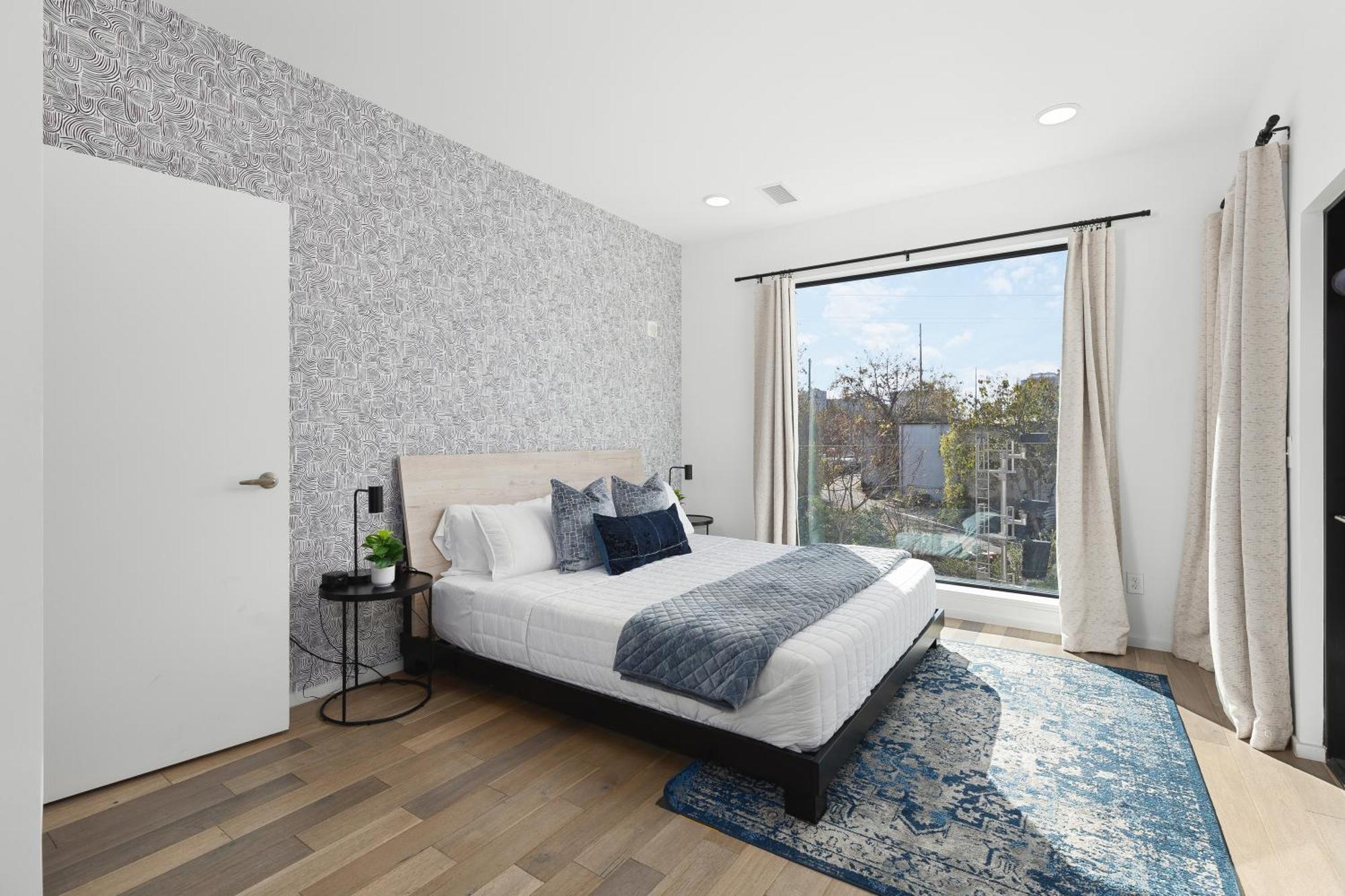 Apartment Luxury On The River 4 Beds 2.5 Bath, Walk To Downtown