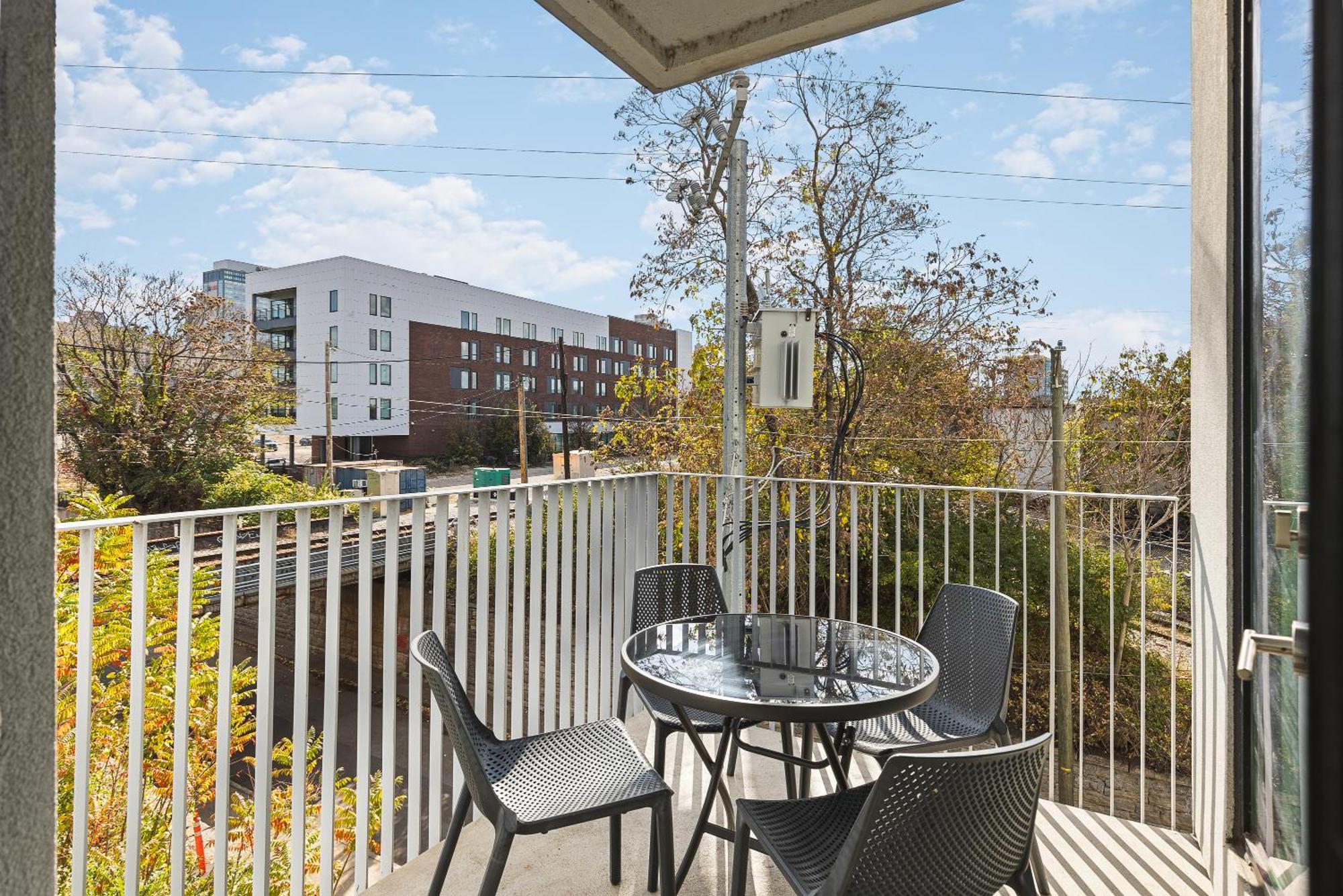 Luxury On The River 4 Beds 2.5 Bath, Walk To Downtown Apartment *