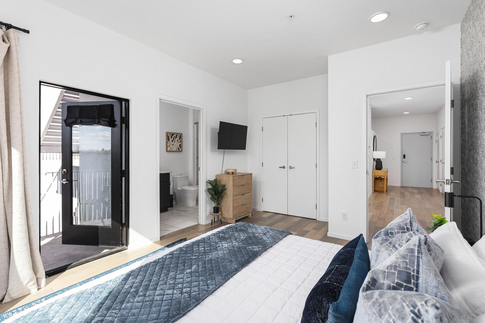 Apartment Luxury On The River 4 Beds 2.5 Bath, Walk To Downtown *
