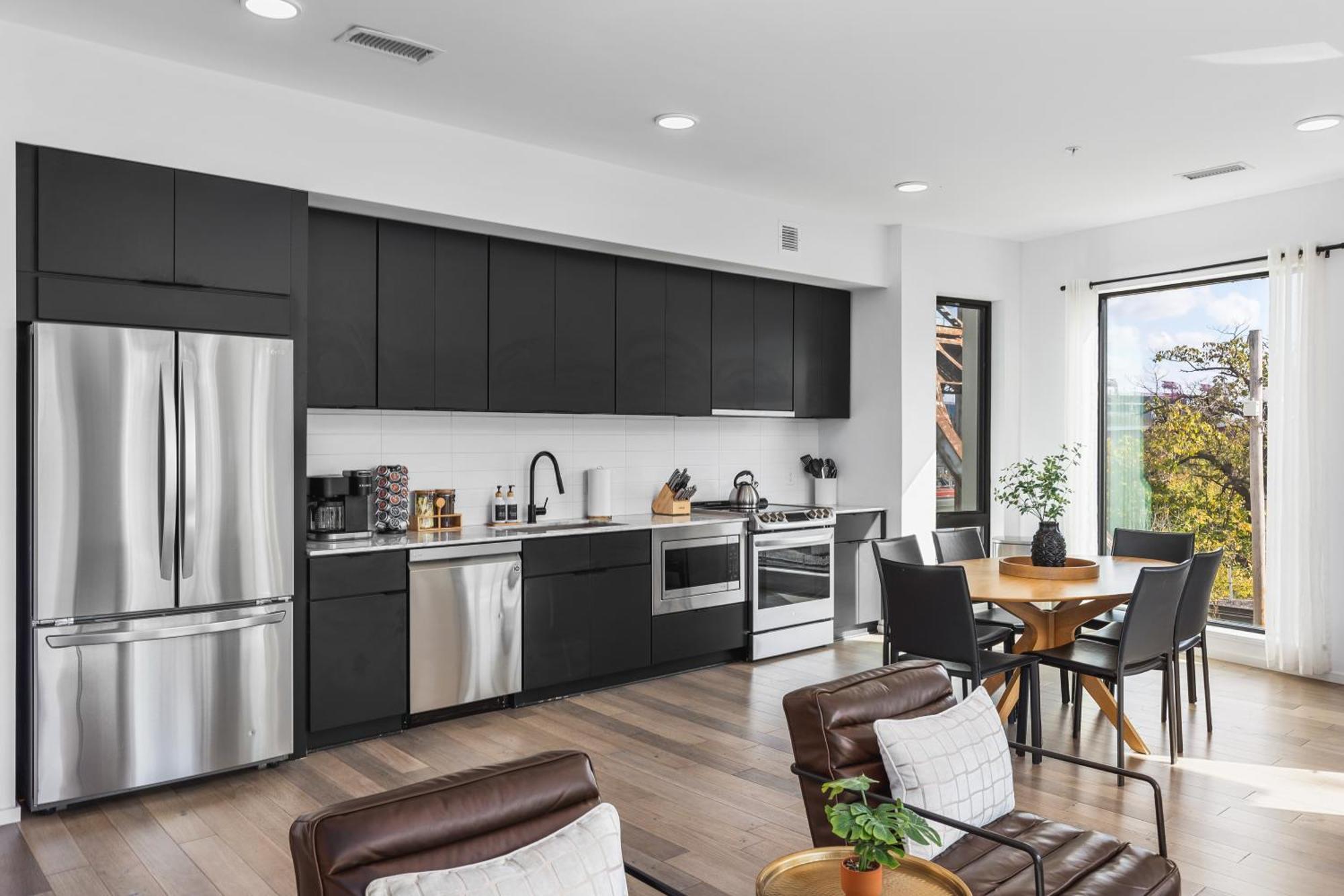 Luxury On The River 4 Beds 2.5 Bath, Walk To Downtown *