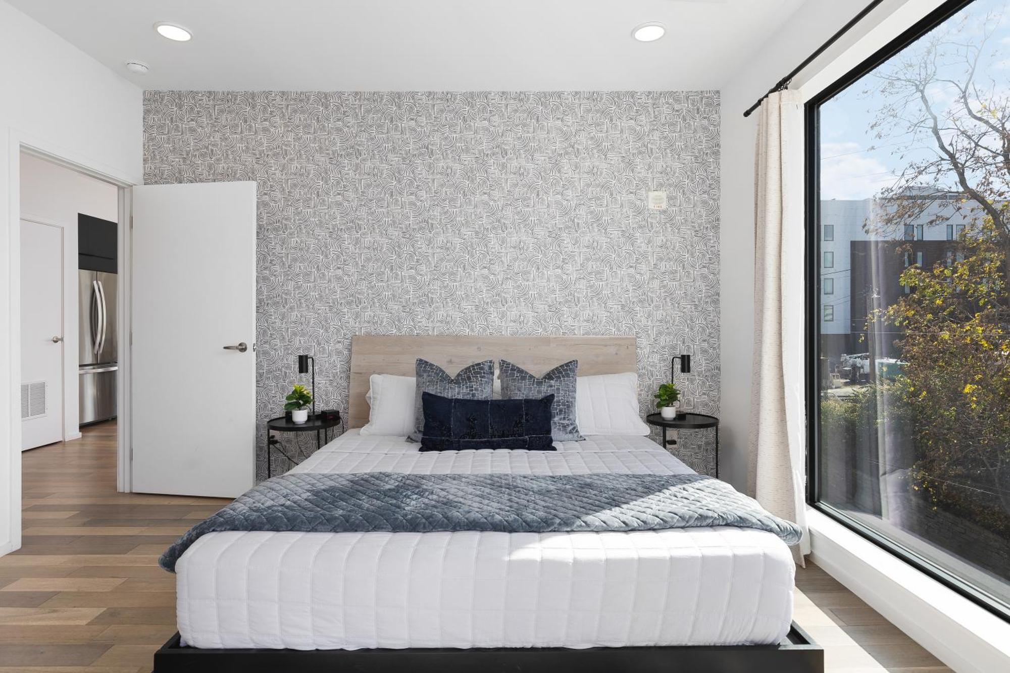 Luxury On The River 4 Beds 2.5 Bath, Walk To Downtown Apartment