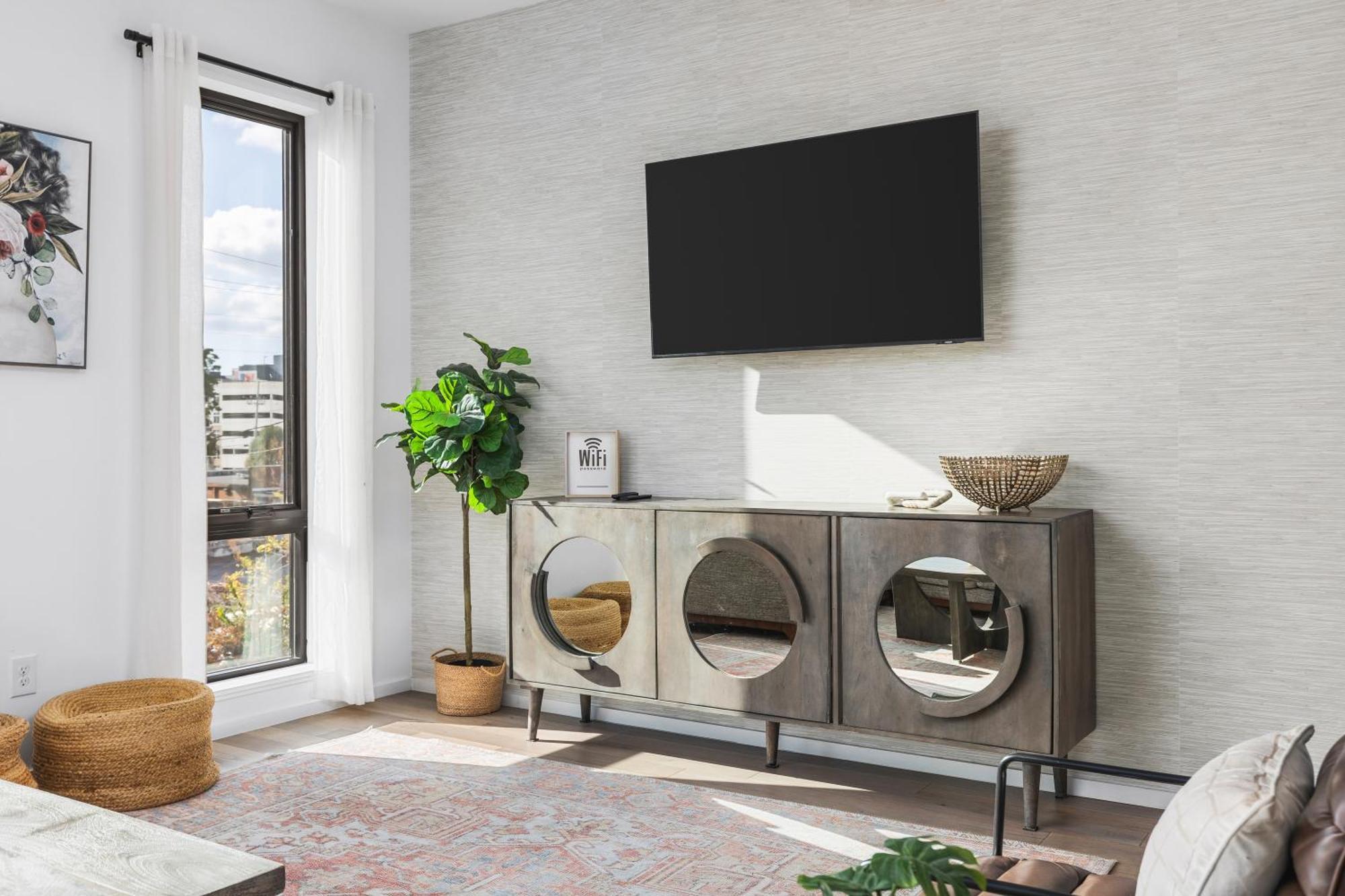 Apartment Luxury On The River 4 Beds 2.5 Bath, Walk To Downtown