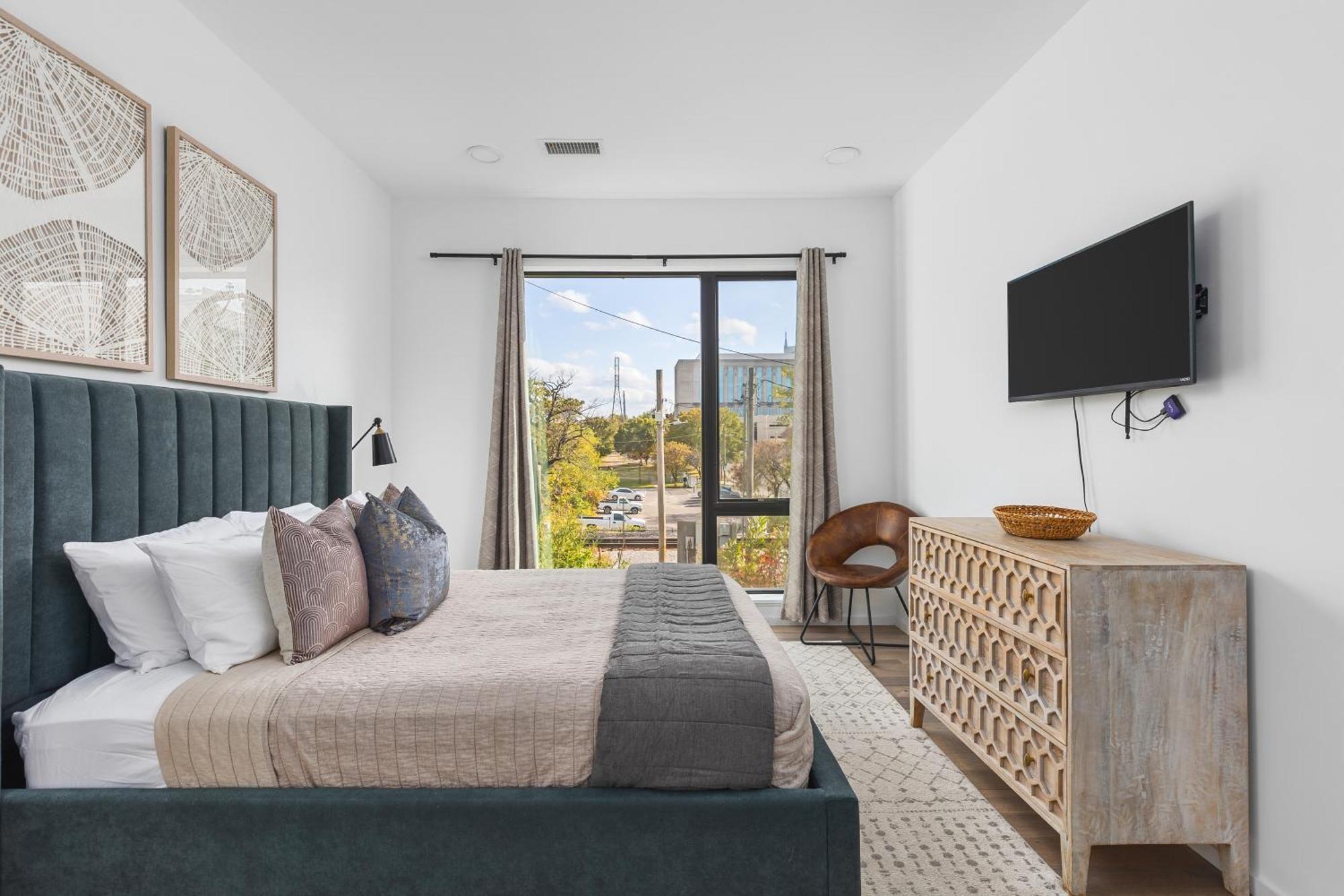 Apartment Luxury On The River 4 Beds 2.5 Bath, Walk To Downtown *