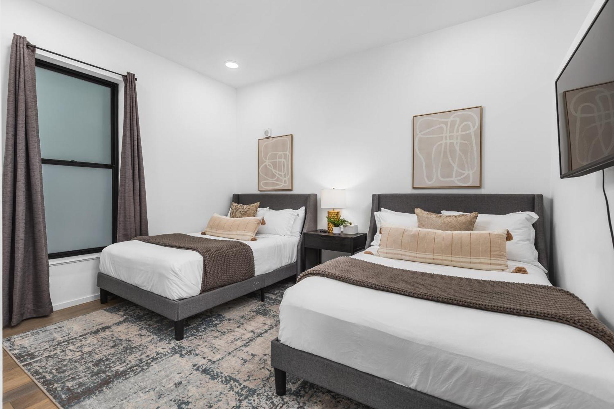 Luxury On The River 4 Beds 2.5 Bath, Walk To Downtown