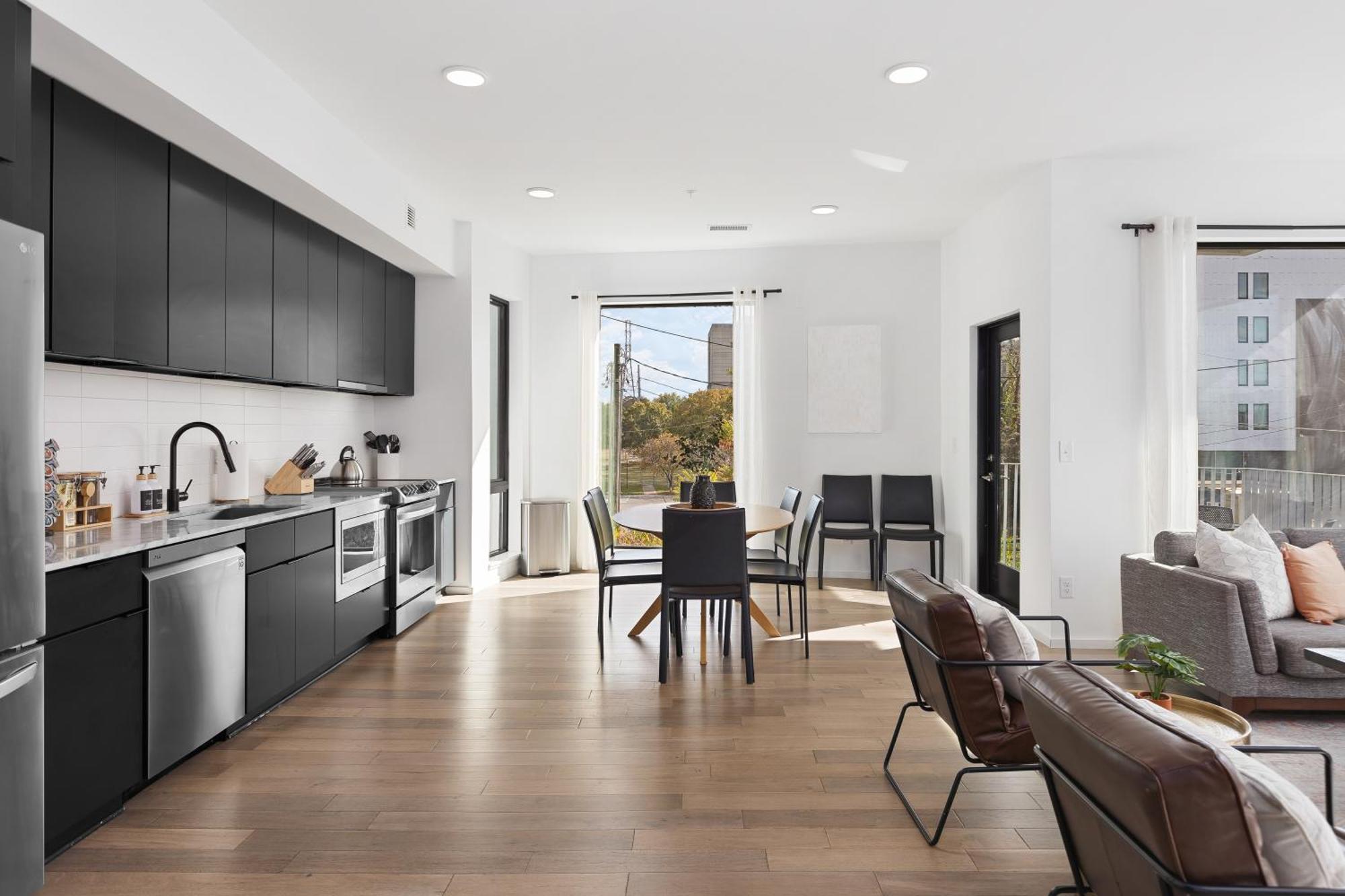 Luxury On The River 4 Beds 2.5 Bath, Walk To Downtown Apartment