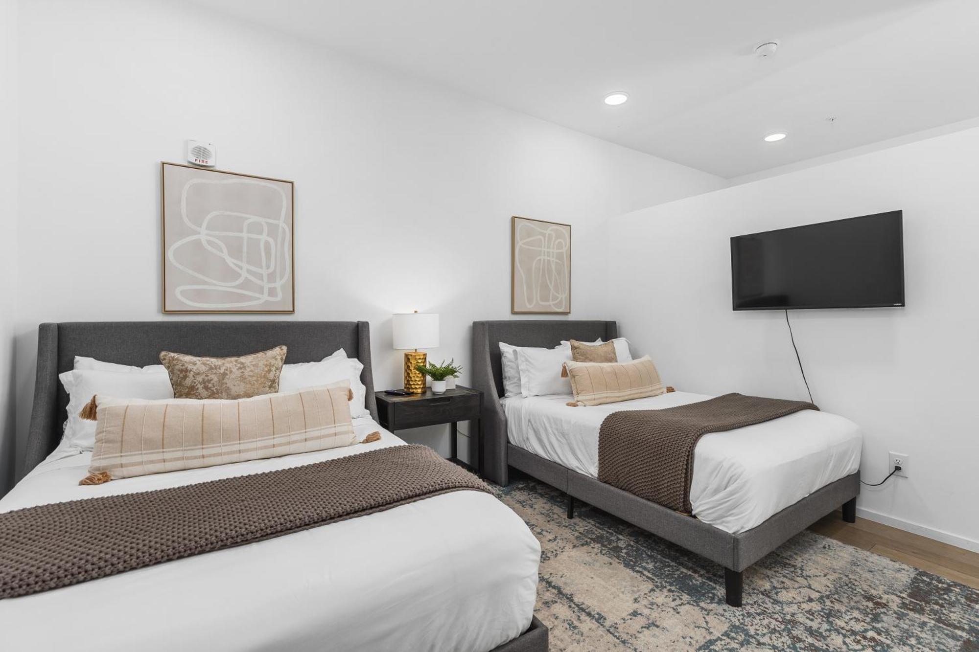 Luxury On The River 4 Beds 2.5 Bath, Walk To Downtown Apartment *